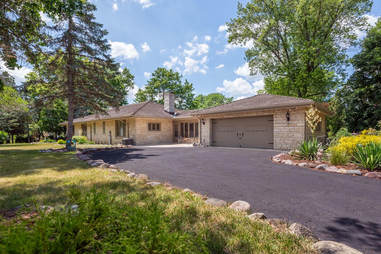 1090 Roselle Rd., Inverness, IL 60067