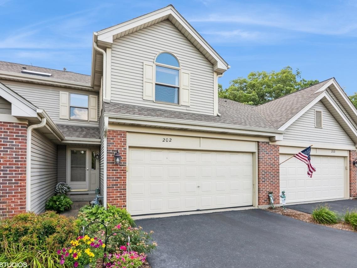 202 Woodboro Dr., West Chicago, IL 60185