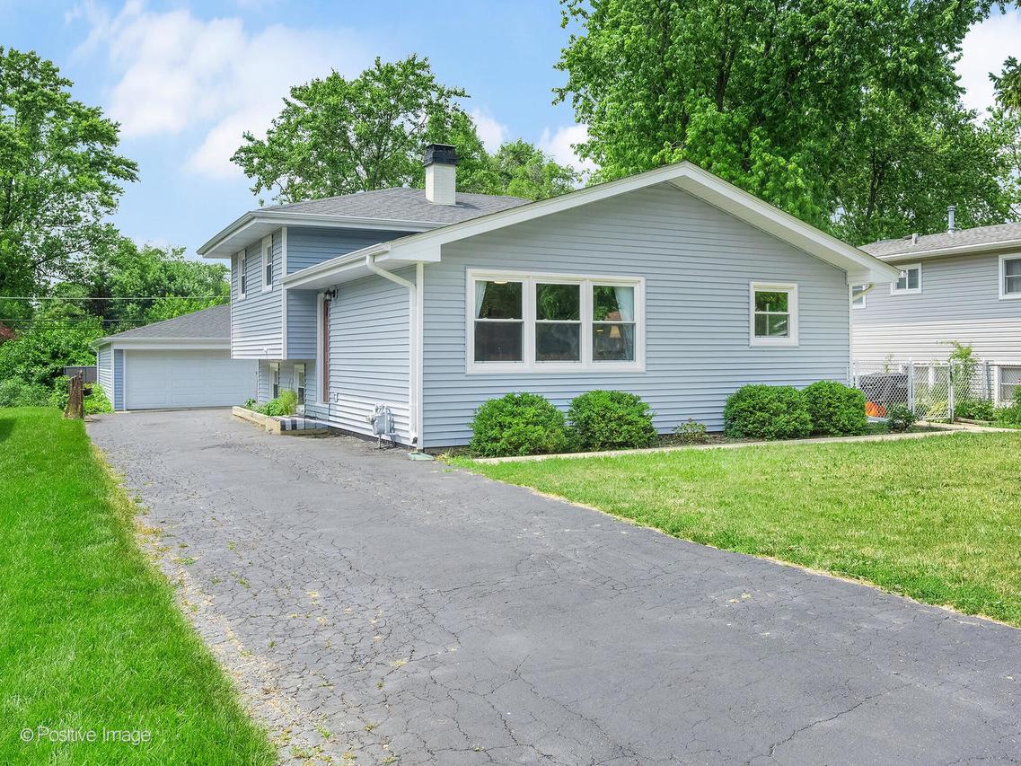 3916 N Adams St., Westmont, IL 60559