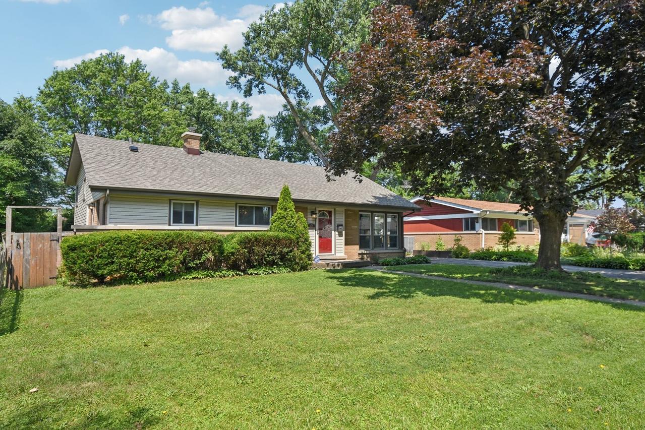 816 Appletree Ln., Deerfield, IL 60015