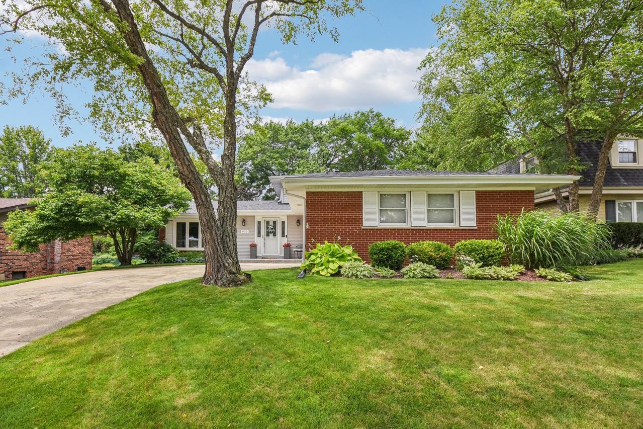 632 Huntington Ln., Schaumburg, IL 60193