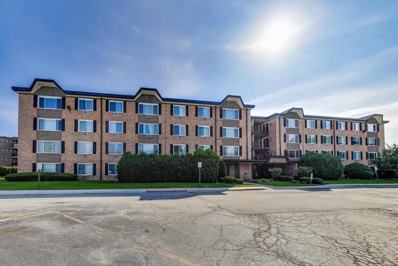 1227 S Old Wilke Rd. #304, Arlington Heights, IL 60005