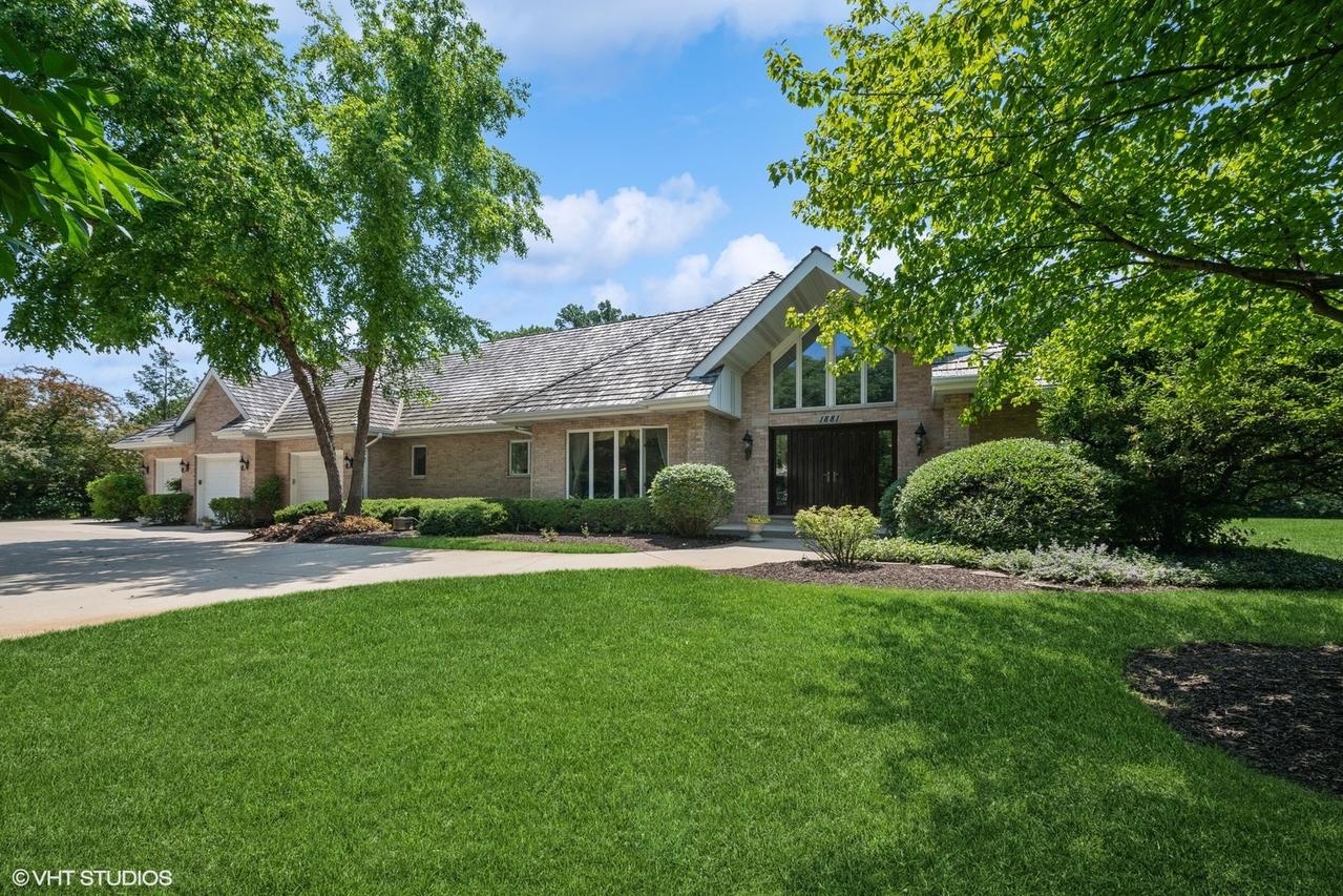 1881 Haven Ln., Green Oaks, IL 60048