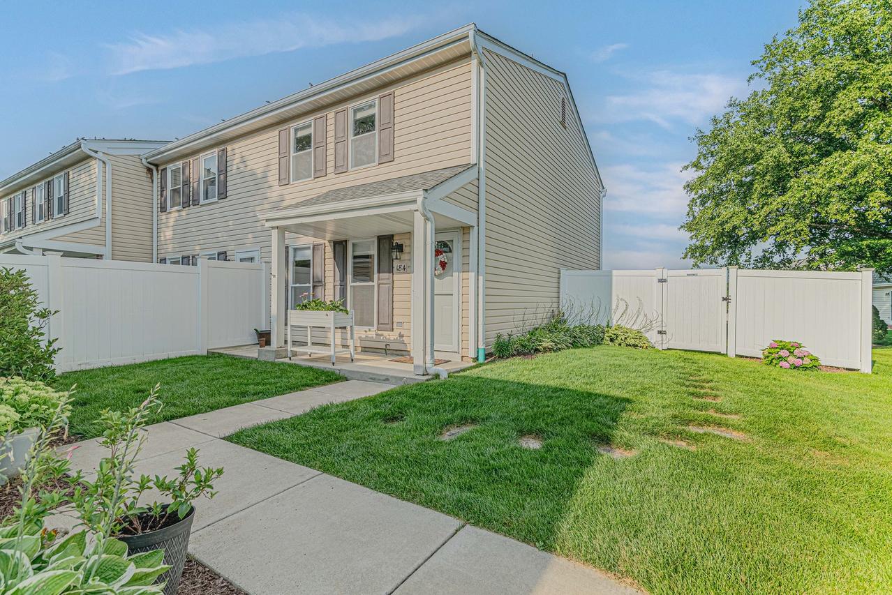 184 Rodenburg Rd., Roselle, IL 60172