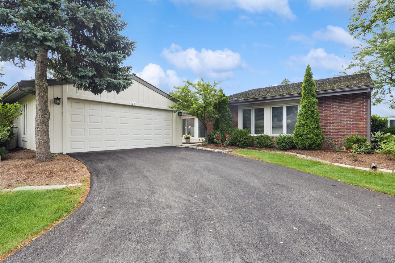 100 Briarwood Cir., Oak Brook, IL 60523