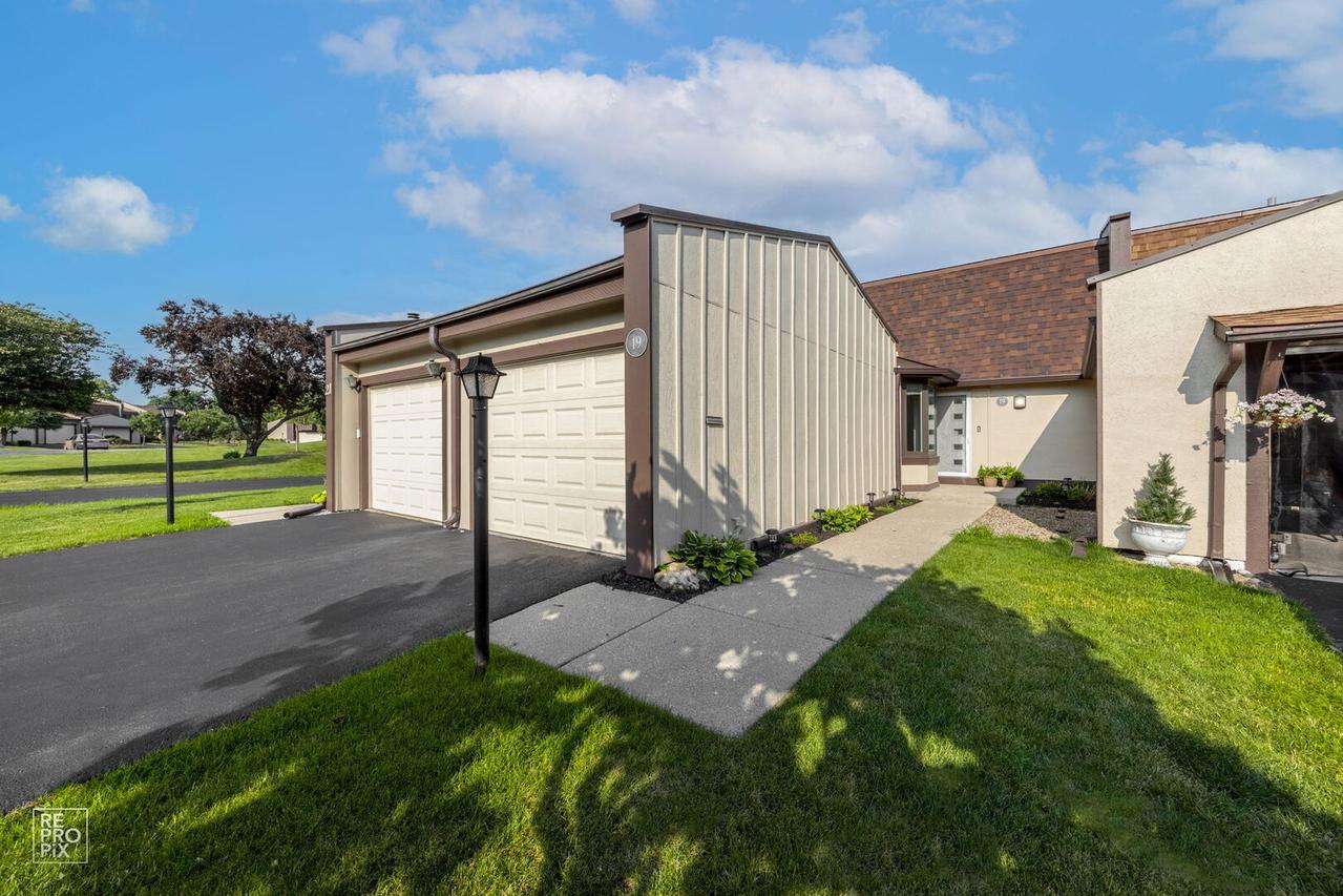 19 Westwood Dr., Indian Head Park, IL 60525
