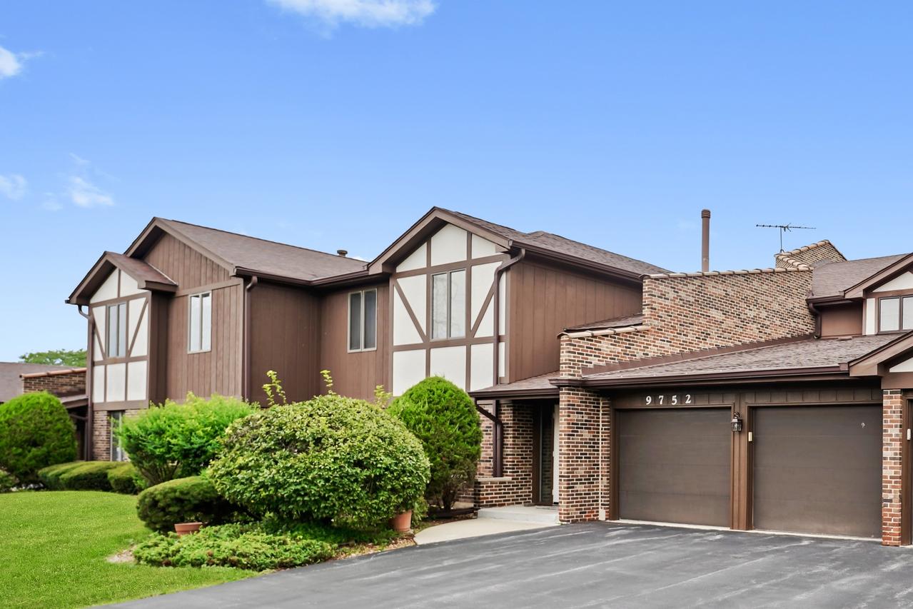 9752 Mill Dr. #1E, Palos Park, IL 60464