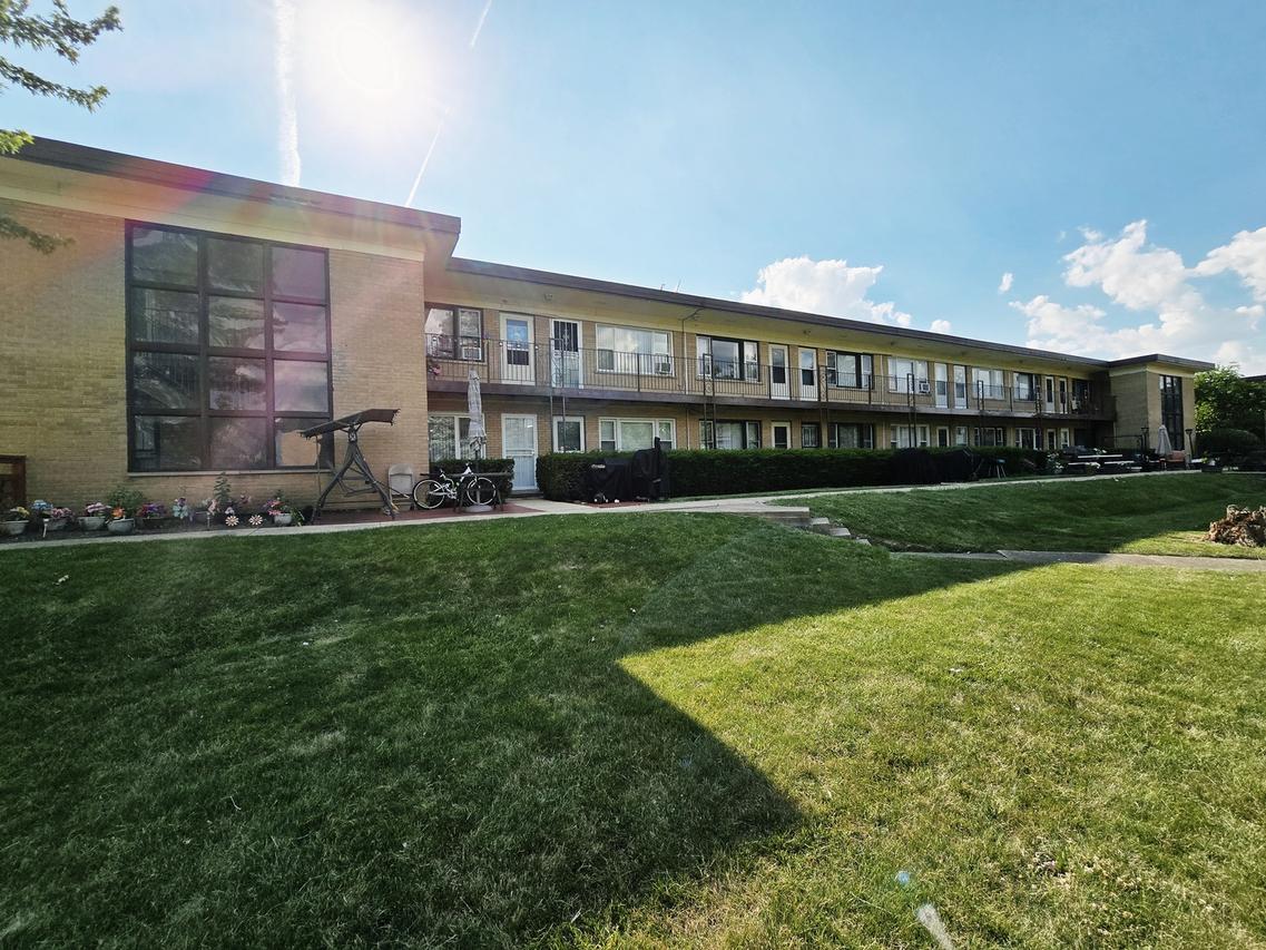 35 King Arthur Ct. #19, Northlake, IL 60164