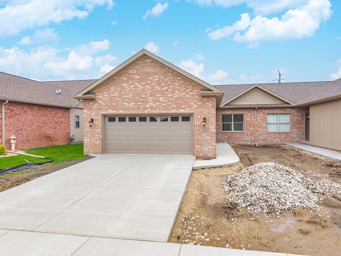 1922 Dunraven Rd., Bloomington, IL 61704