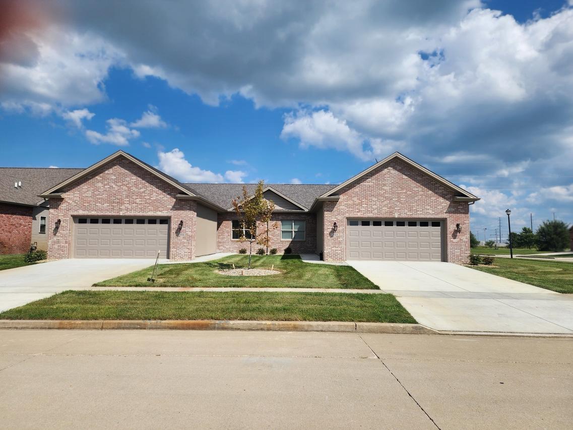 1922 Dunraven Rd., Bloomington, IL 61704