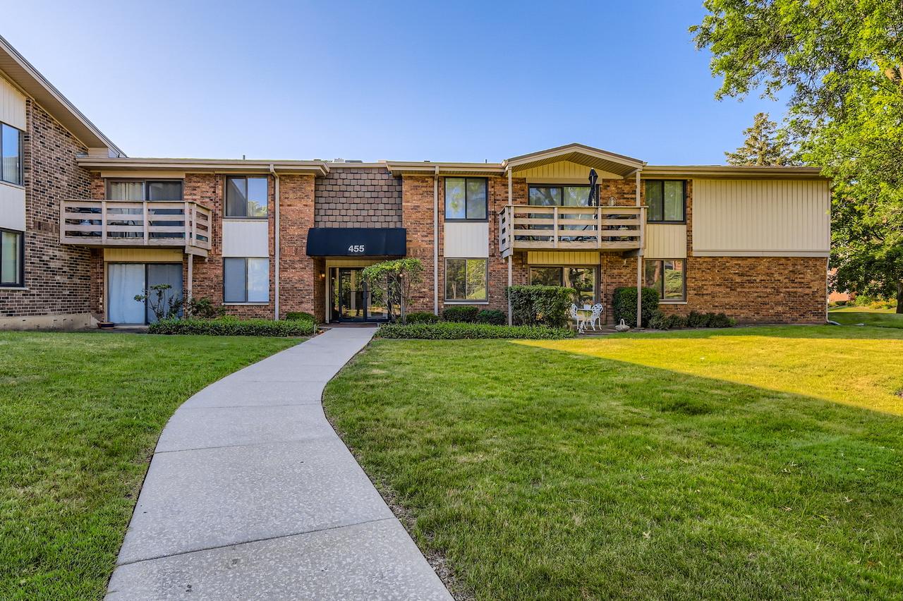 455 Raintree Ct. #1C, Glen Ellyn, IL 60137