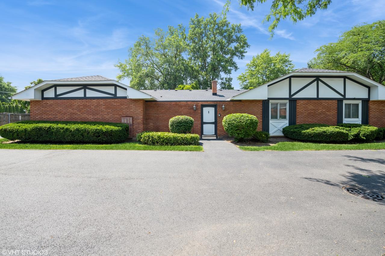1 Falkirk Ln., Rolling Meadows, IL 60008