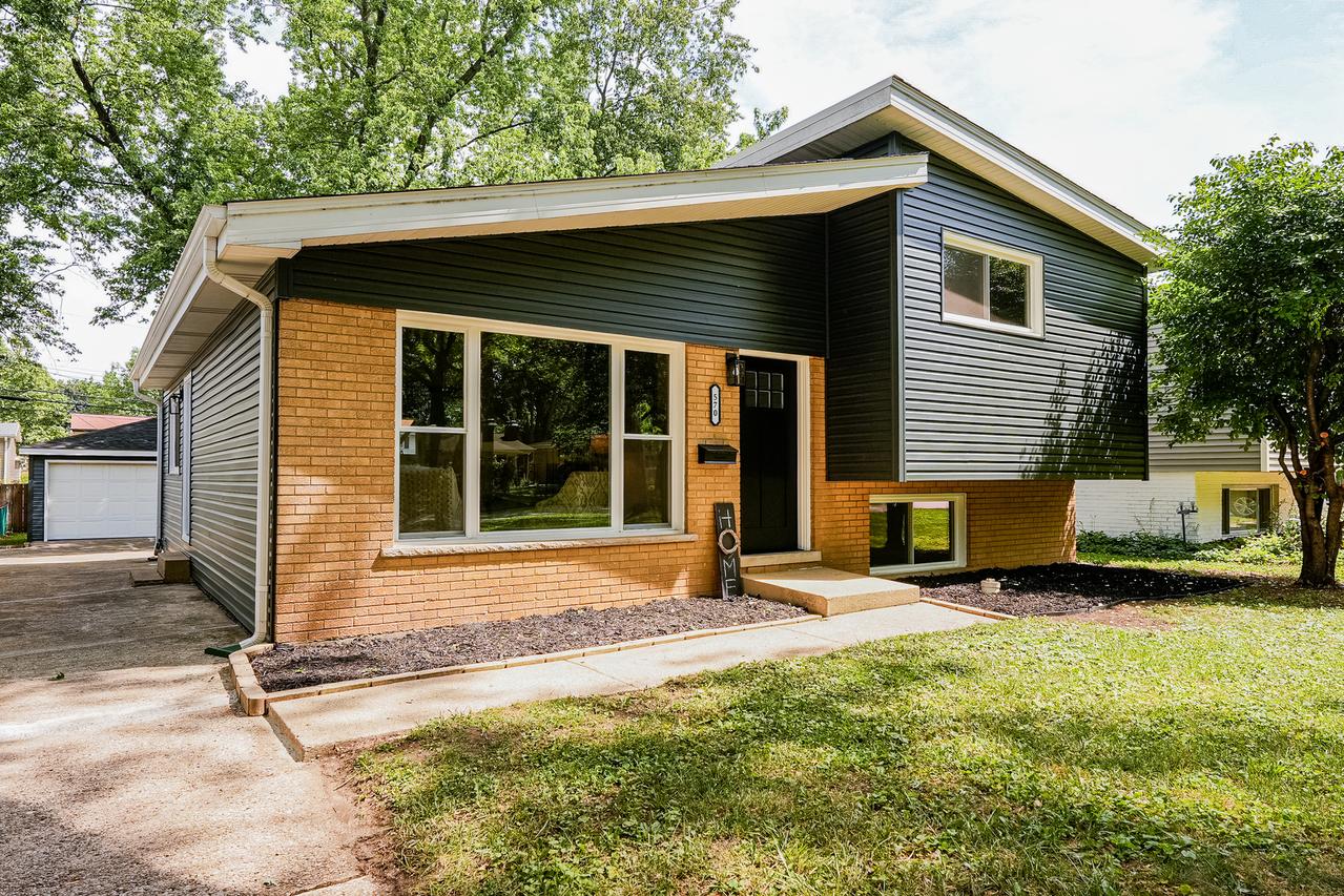 570 Dawes Ave., Glen Ellyn, IL 60137