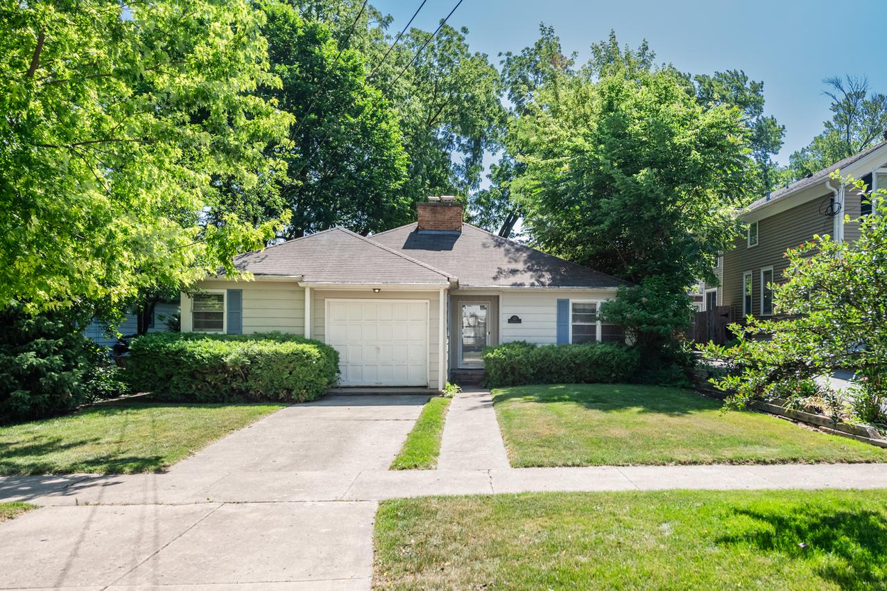 125 N Hager Ave., Barrington, IL 60010
