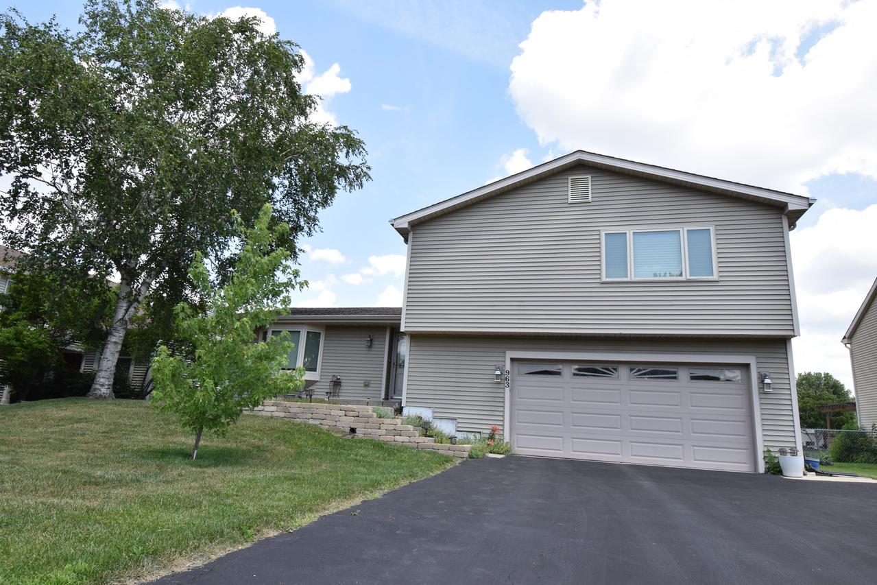 963 E Castlewood Ln., Bartlett, IL 60103