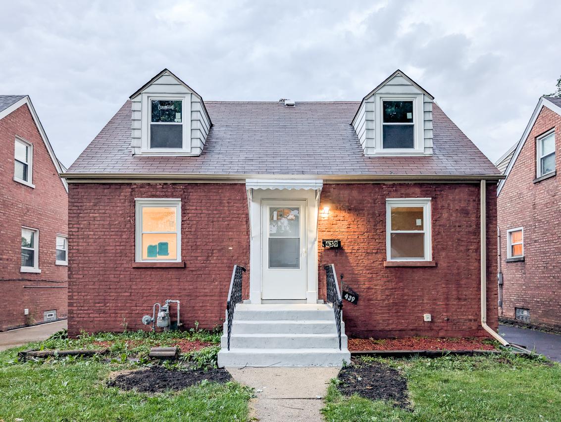 439 Morris Ave., Bellwood, IL 60104