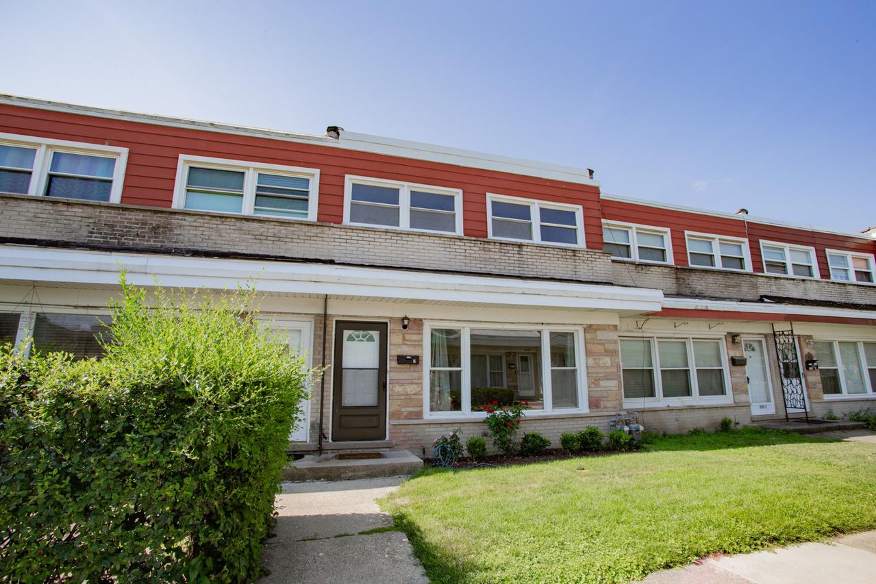 8909 N Washington St. #E, Niles, IL 60714
