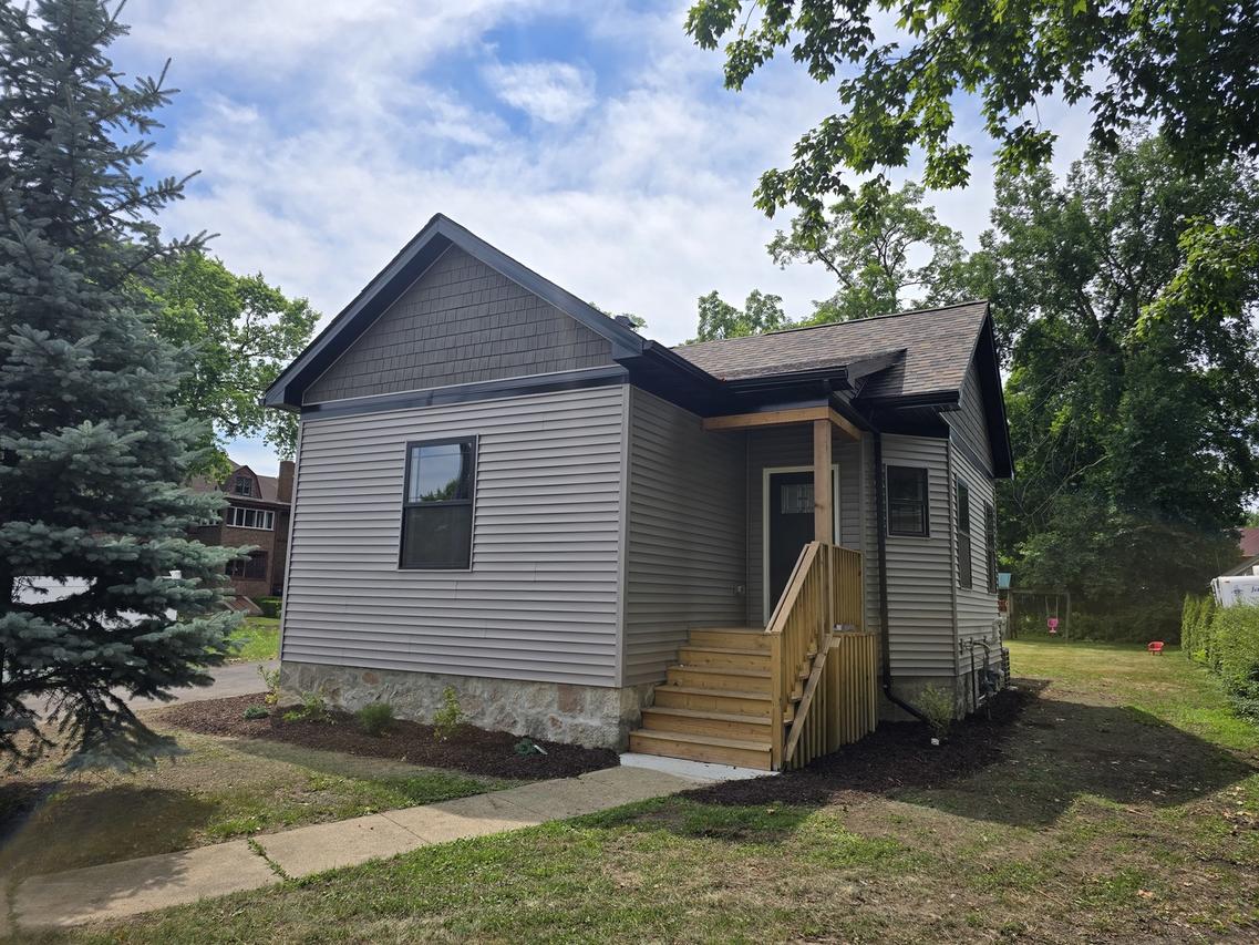 327 Lincoln Ave., Woodstock, IL 60098