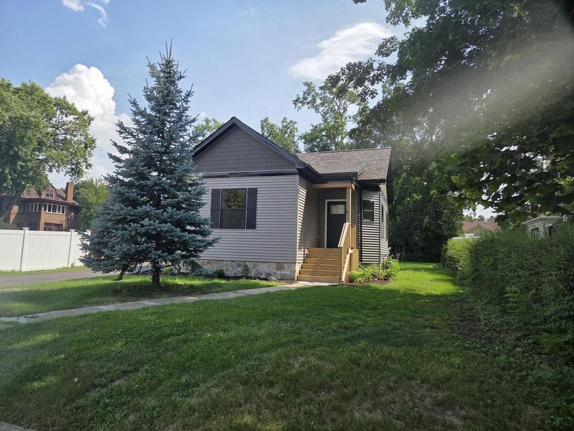 327 Lincoln Ave., Woodstock, IL 60098