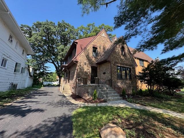 3512 Woodside Ave., Brookfield, IL 60513