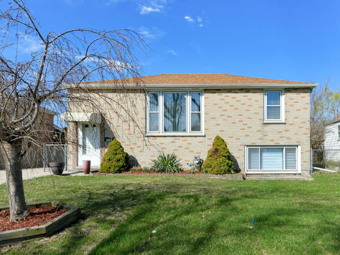 4702 Wesley Ter., Schiller Park, IL 60176