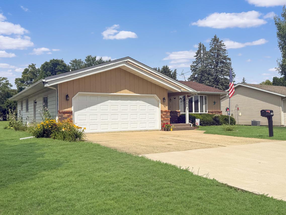 610 S 2nd Ave., Forreston, IL 61030