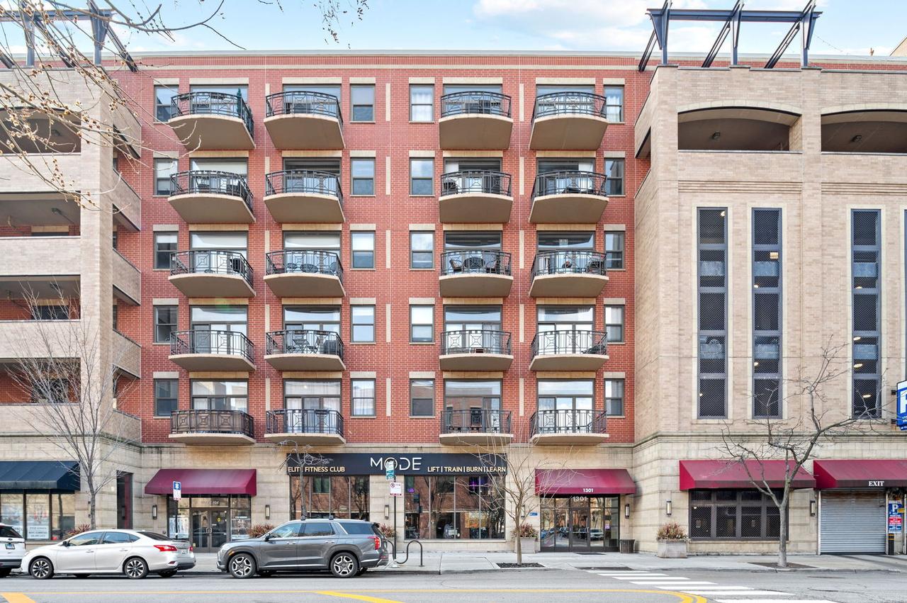1301 W Madison St. #207, Chicago, IL 60607