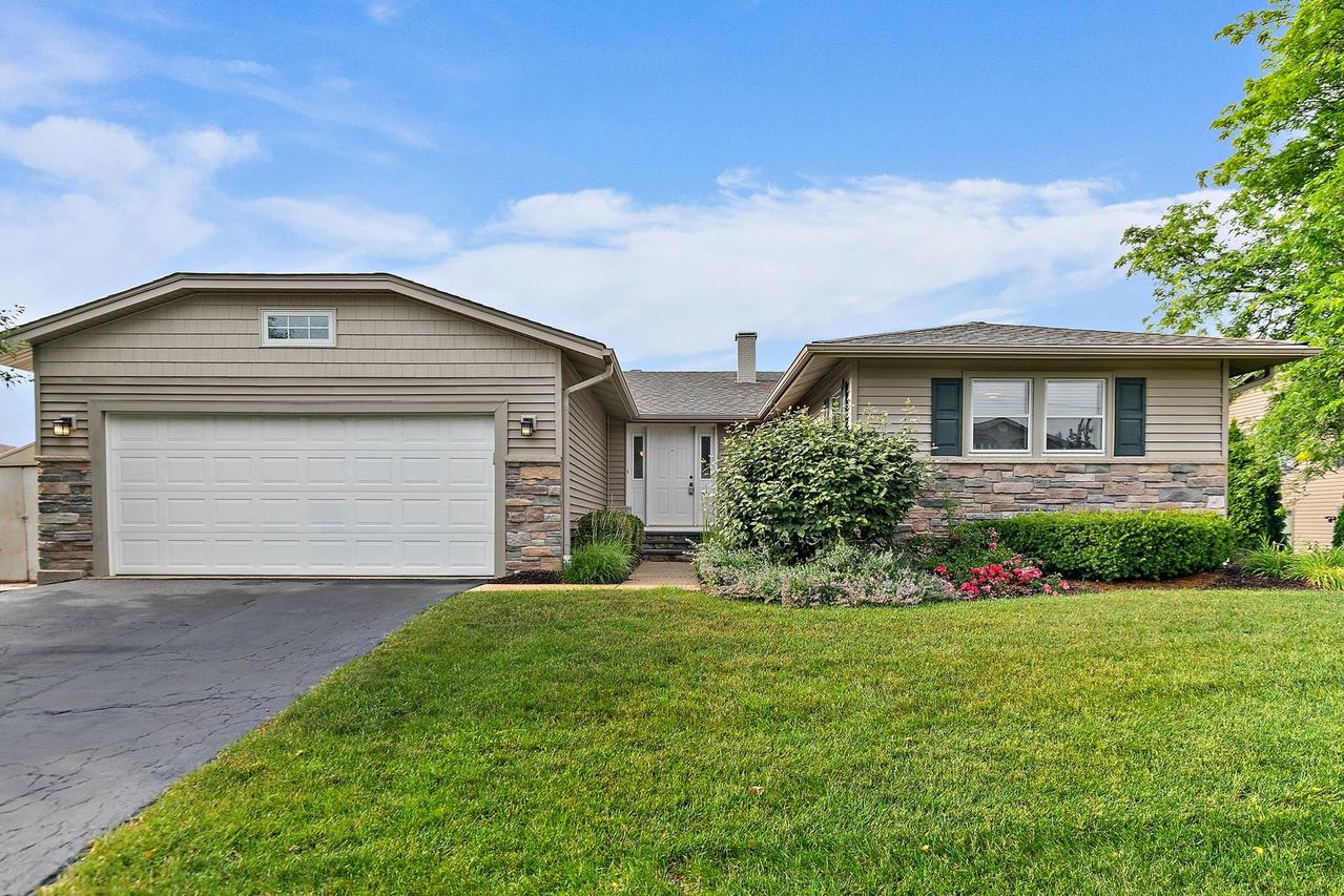 1642 Iowa Dr., Elk Grove Village, IL 60007