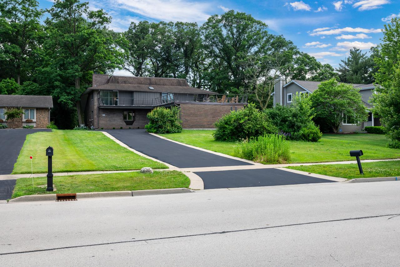 1017 Barneswood Dr., Downers Grove, IL 60515