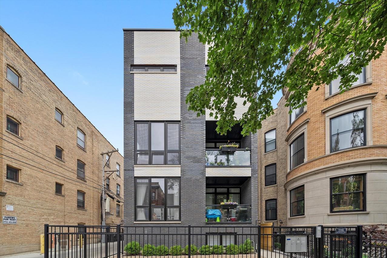 702 W Wellington Ave. #2N, Chicago, IL 60657