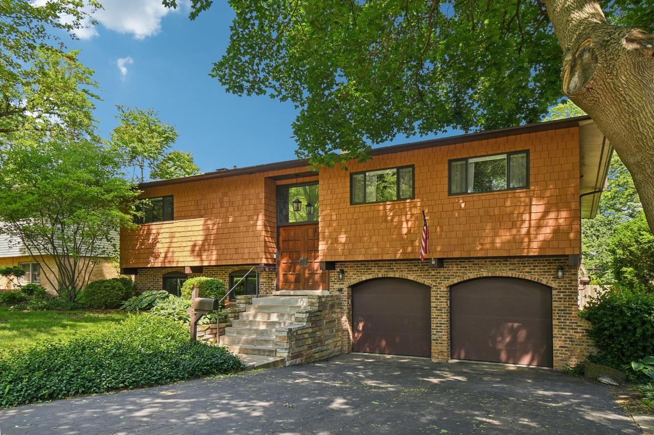 129 Kainer Ave., Barrington, IL 60010