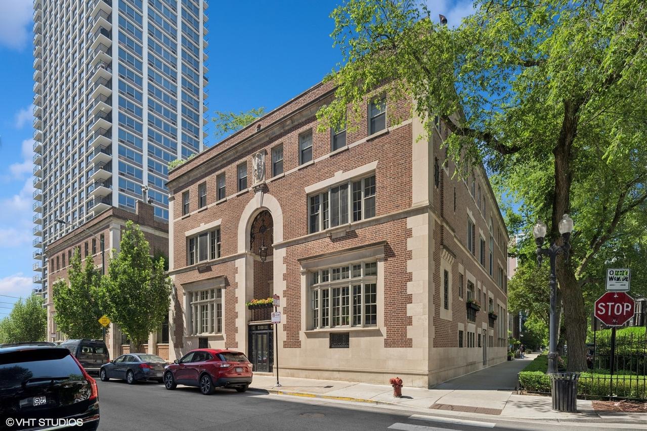 40 W Schiller St. #A2, Chicago, IL 60610