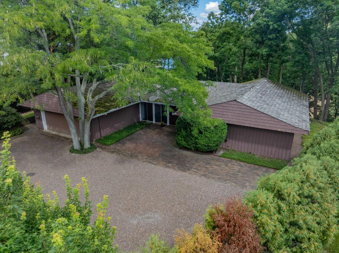 1045 Hillcrest Rd., Glencoe, IL 60022
