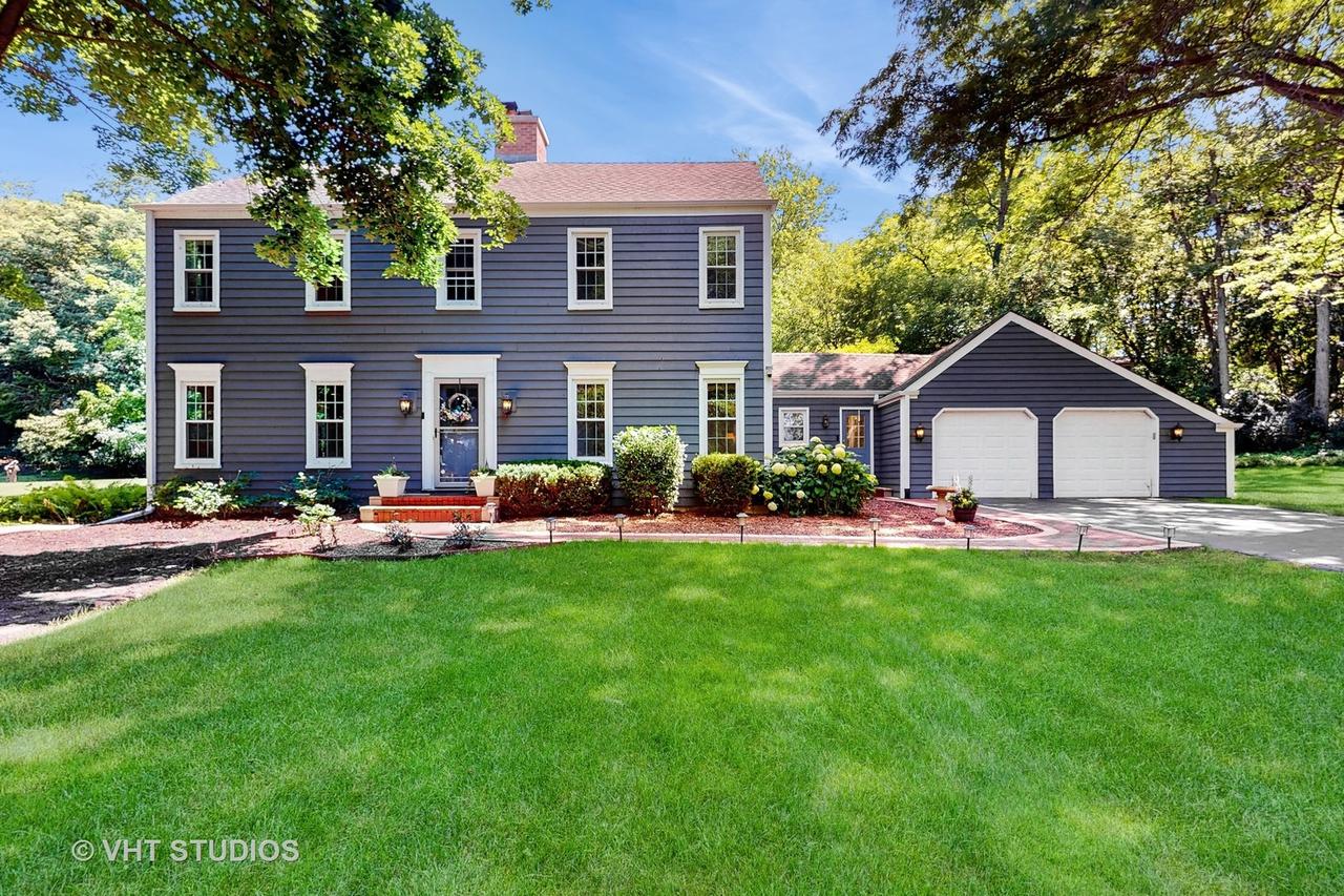 12 Chippewa Ct., Lake Barrington, IL 60010