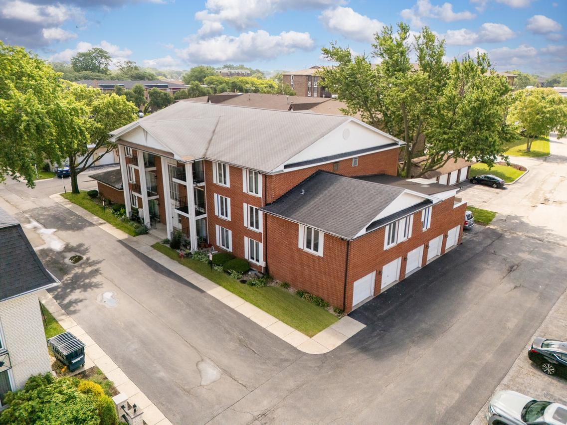 5721 Circle Dr. #202, Oak Lawn, IL 60453