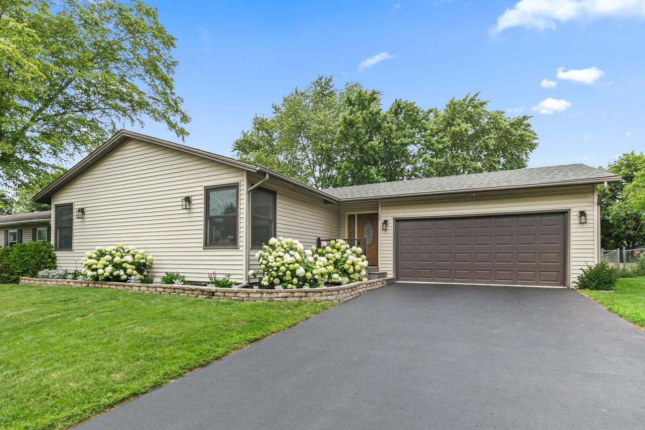 588 Arthur Dr., Cary, IL 60013