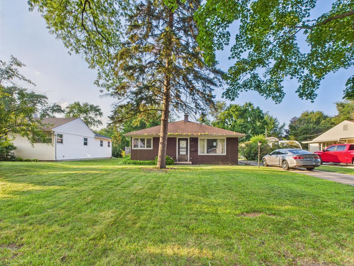 2404 Sigwalt St., Rolling Meadows, IL 60008