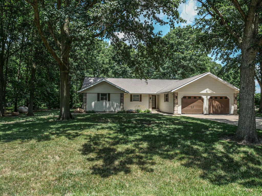 26 N Deer Lake, Villa Grove, IL 61956