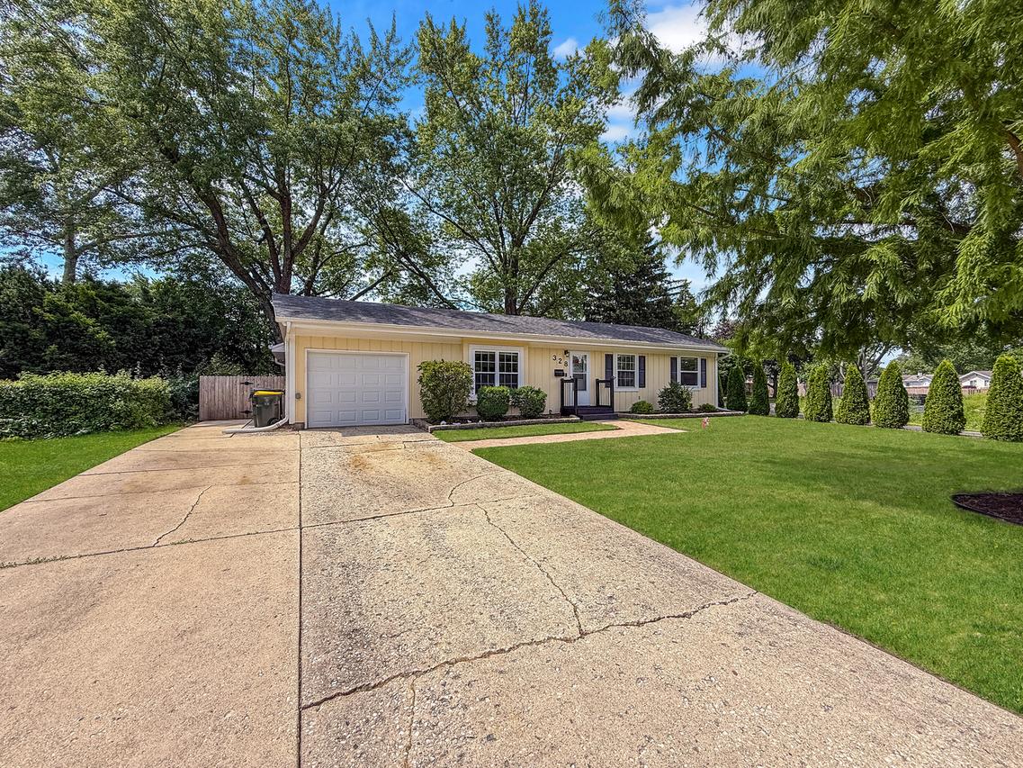 328 Thunderbird Tr., Carol Stream, IL 60188