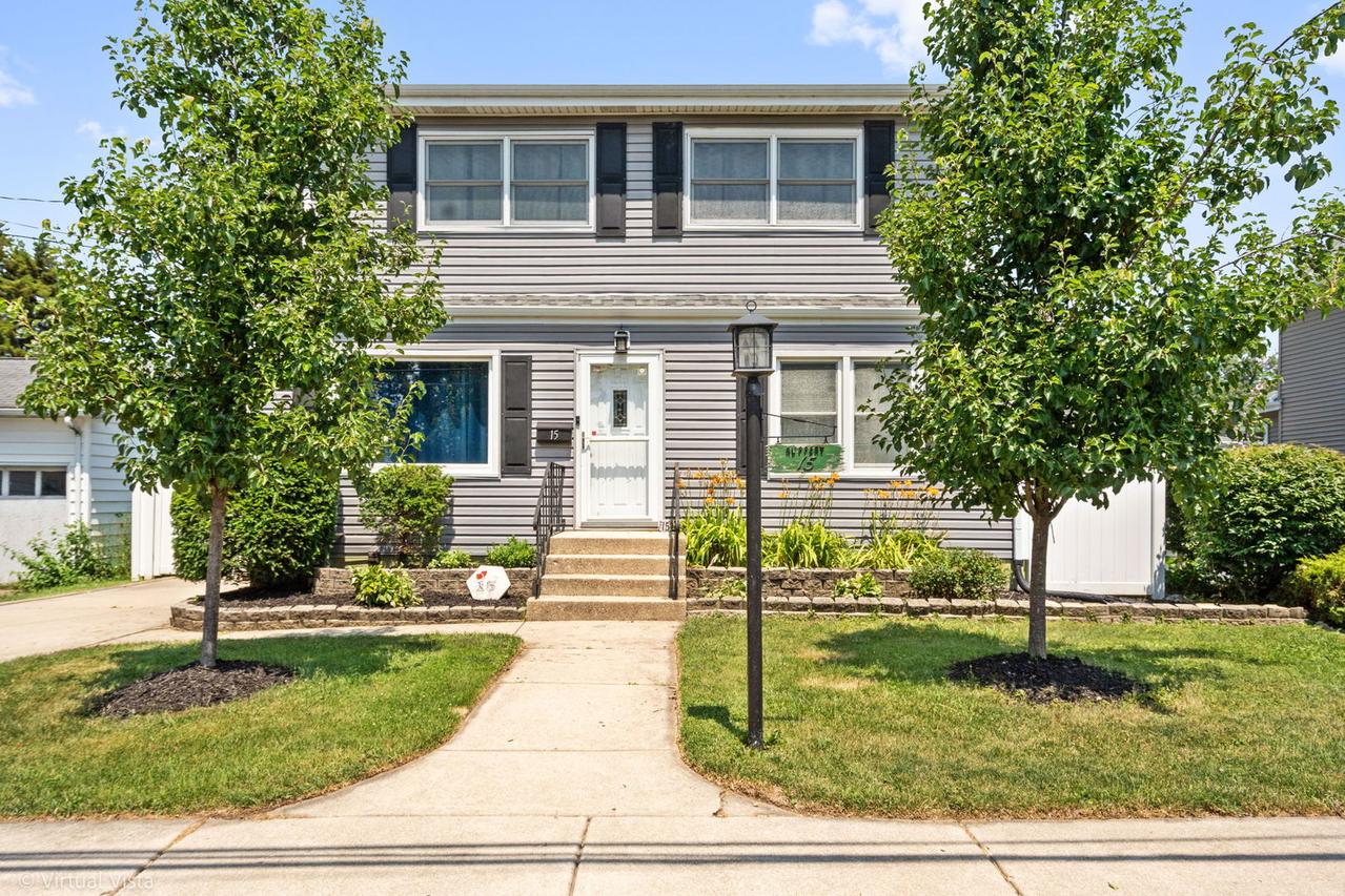 15 Ridge Rd., Lemont, IL 60439