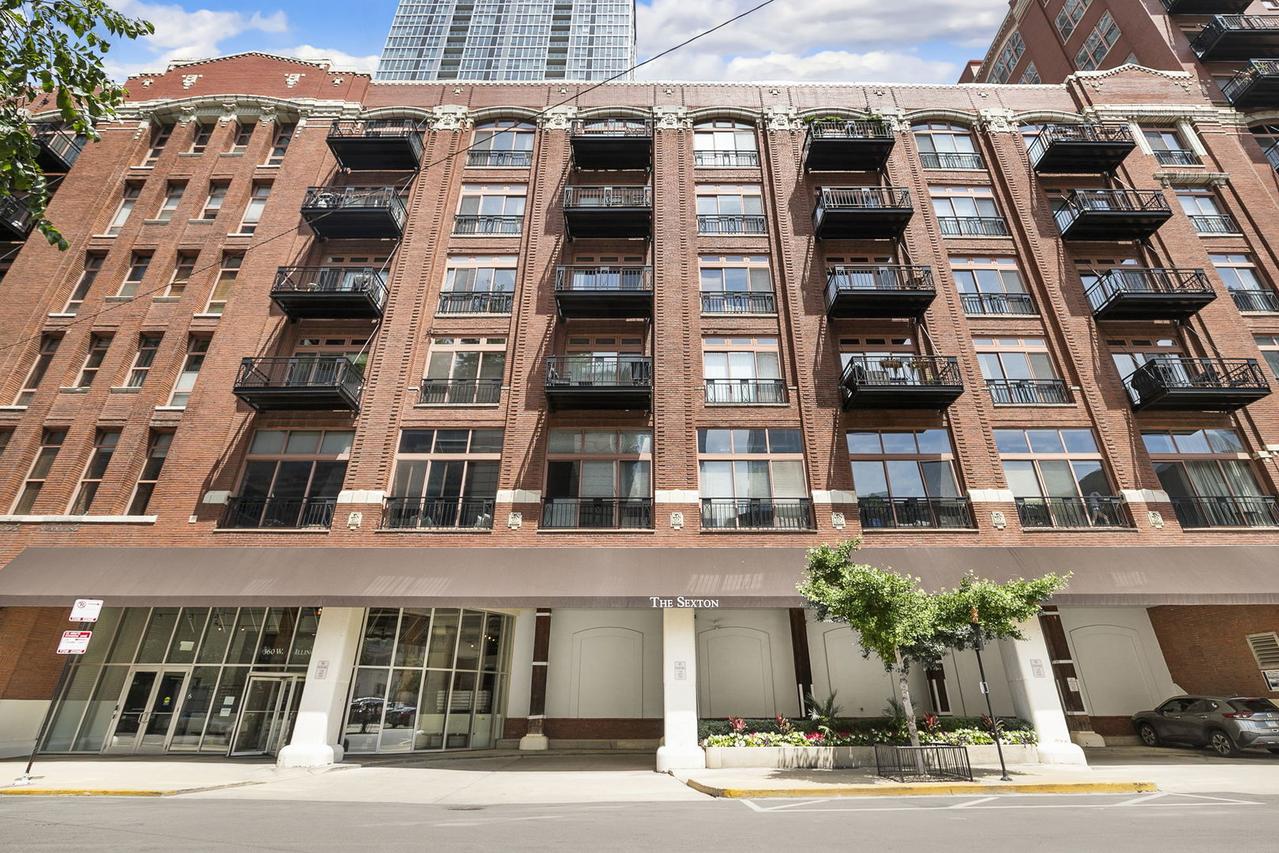 360 W Illinois St. #2C, Chicago, IL 60610