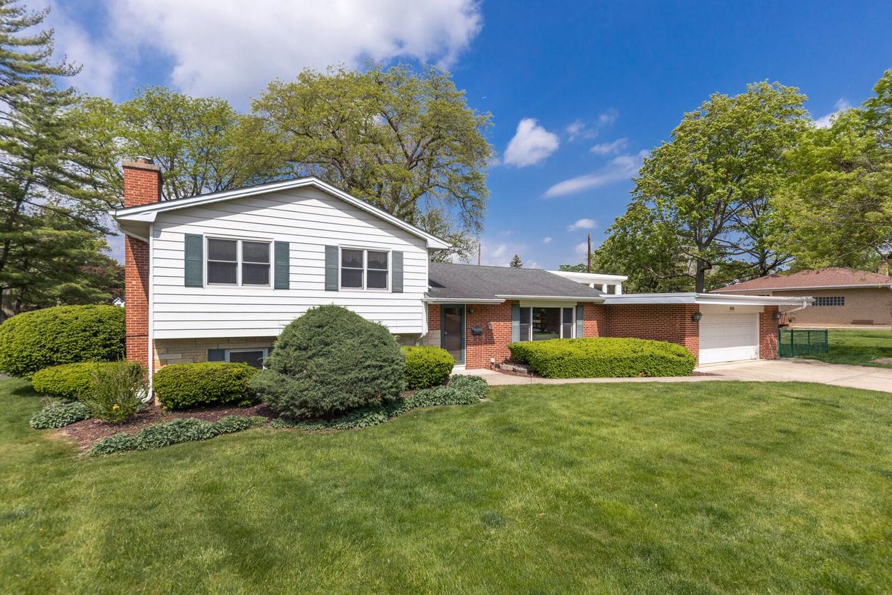 815 Santa Maria Dr., Naperville, IL 60540