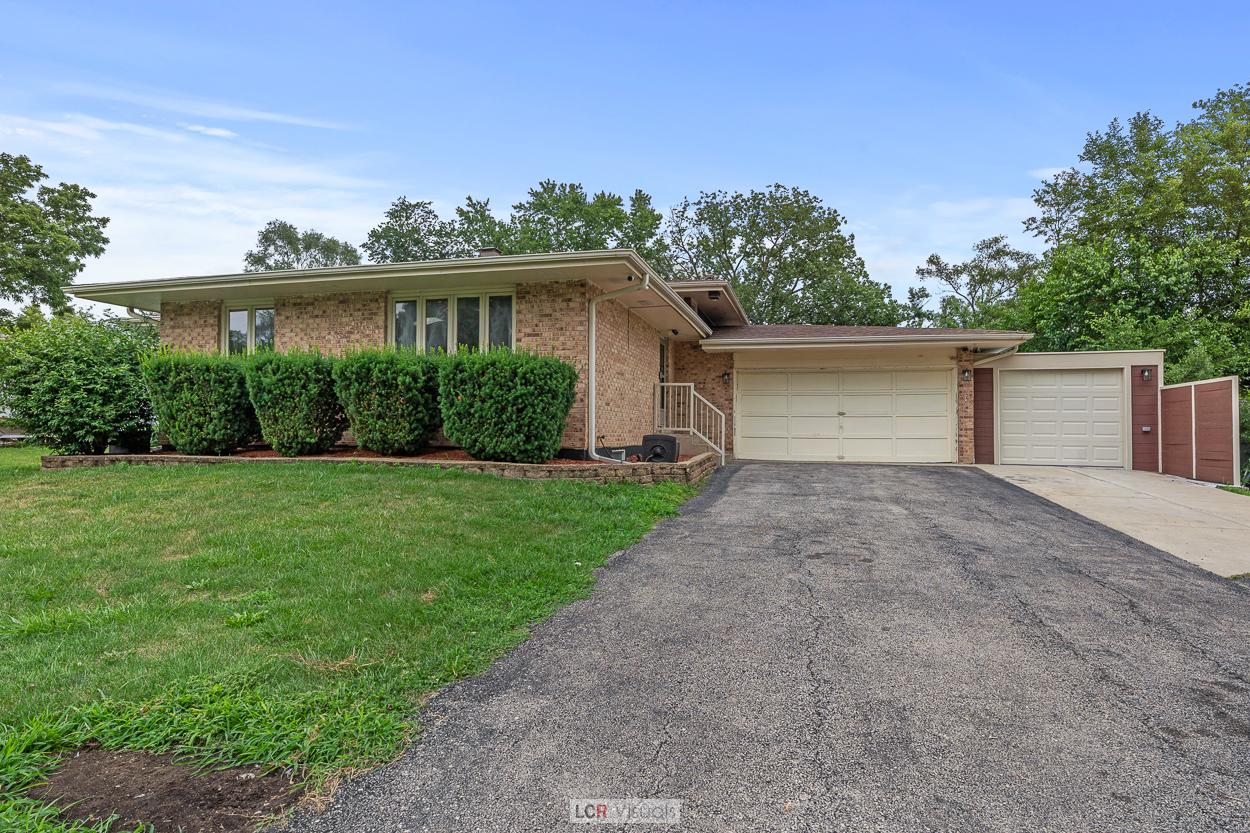 2N439 Virginia Ave., Glen Ellyn, IL 60137