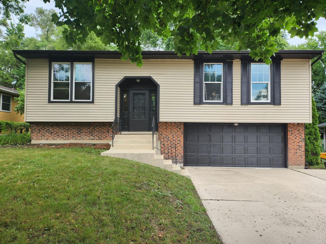 814 S 11th Ave., St. Charles, IL 60174