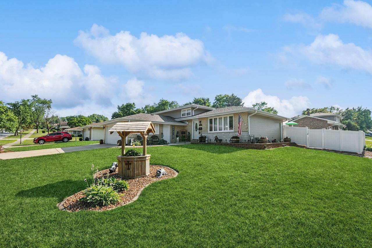 8900 S 85th Ave., Hickory Hills, IL 60457