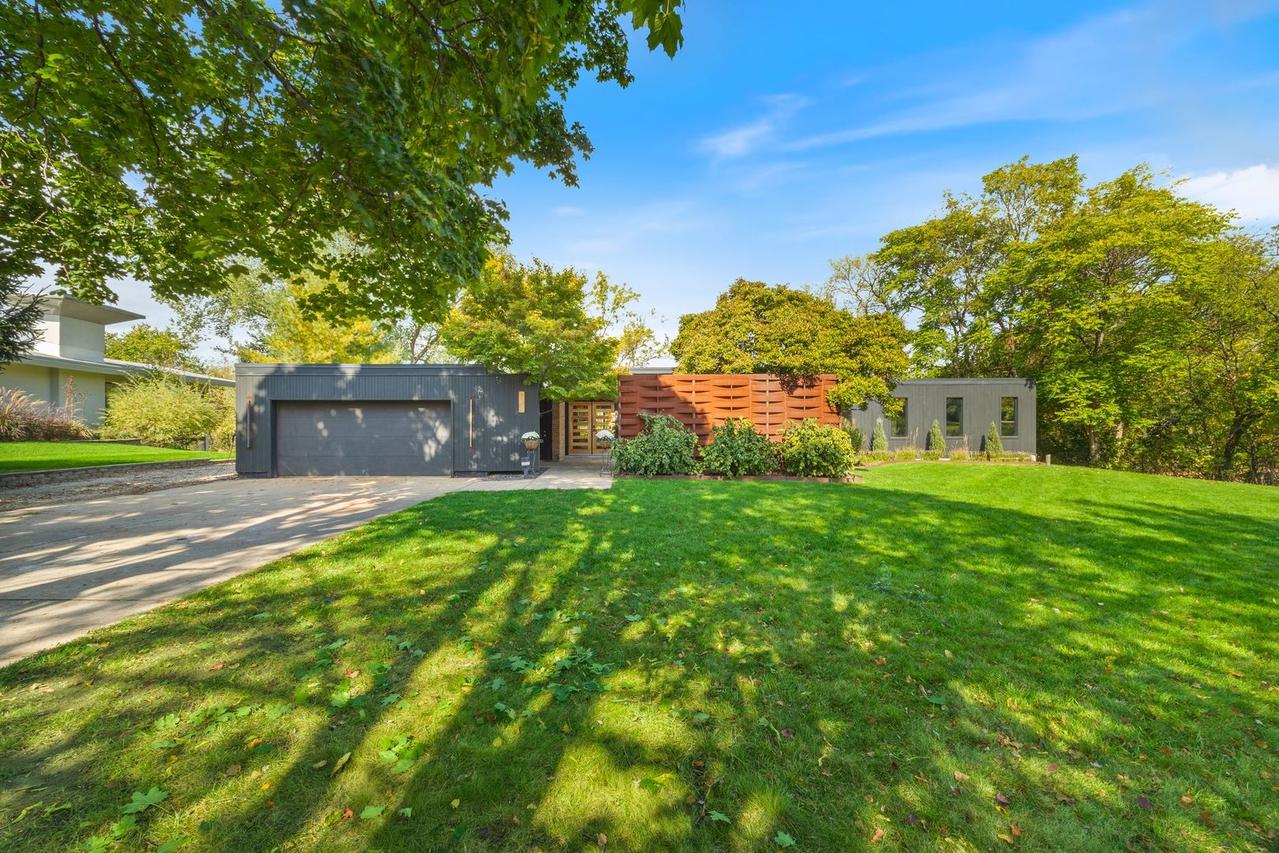 1142 Morningside Dr., Elgin, IL 60123