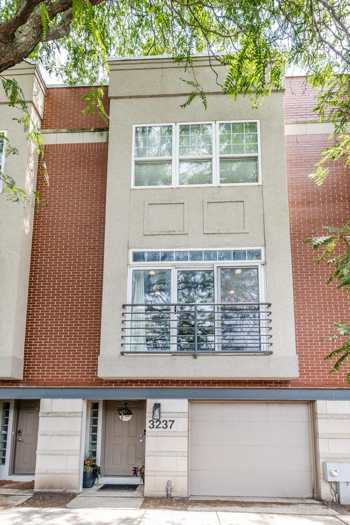 3237 N Ravenswood Ave., Chicago, IL 60657