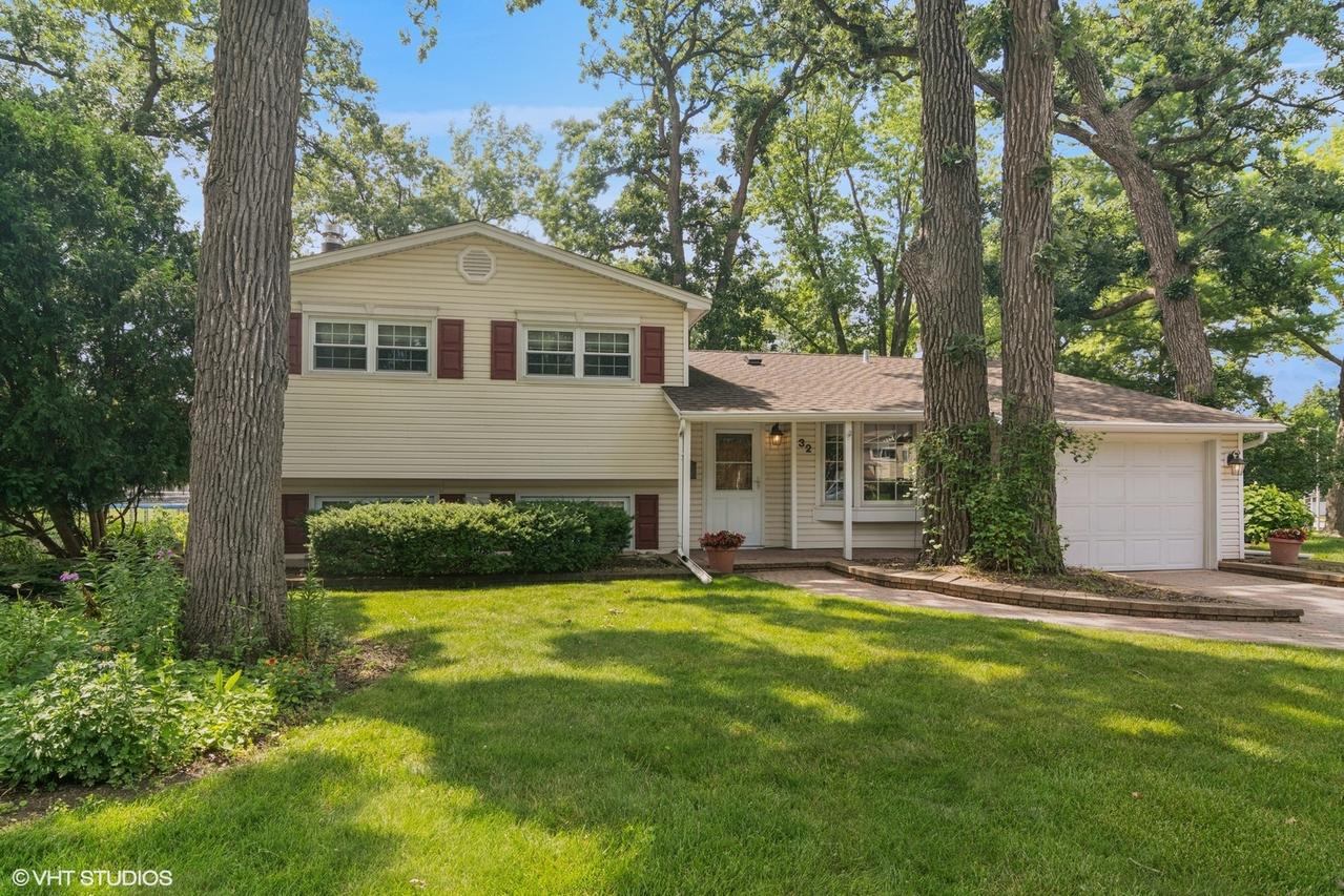 32 Hilltop Dr., Schaumburg, IL 60193