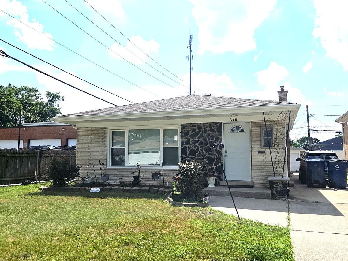 678 Muskegon Ave., Calumet City, IL 60409