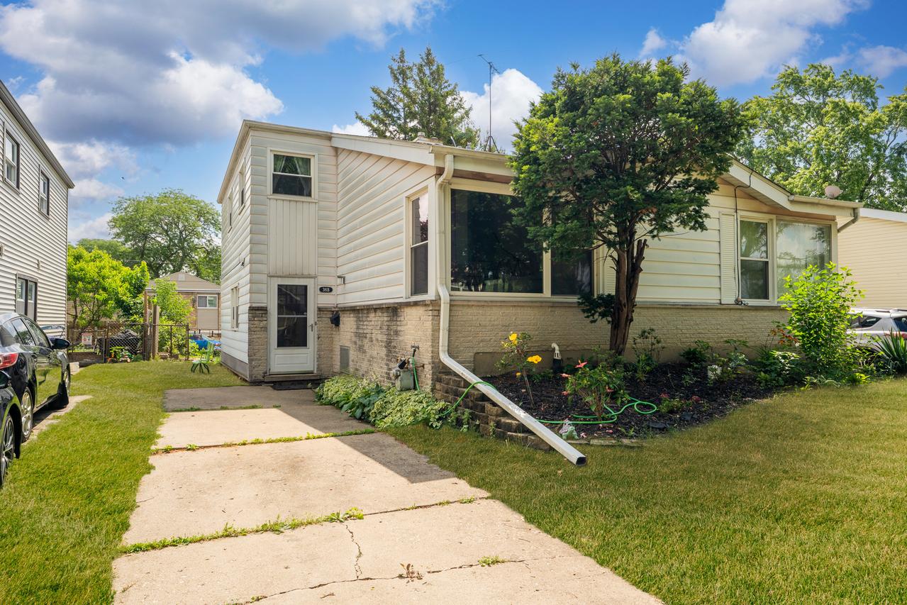 381 N 4th Ave. #B, Des Plaines, IL 60016